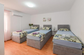 Modern room for 3 People - Novalja